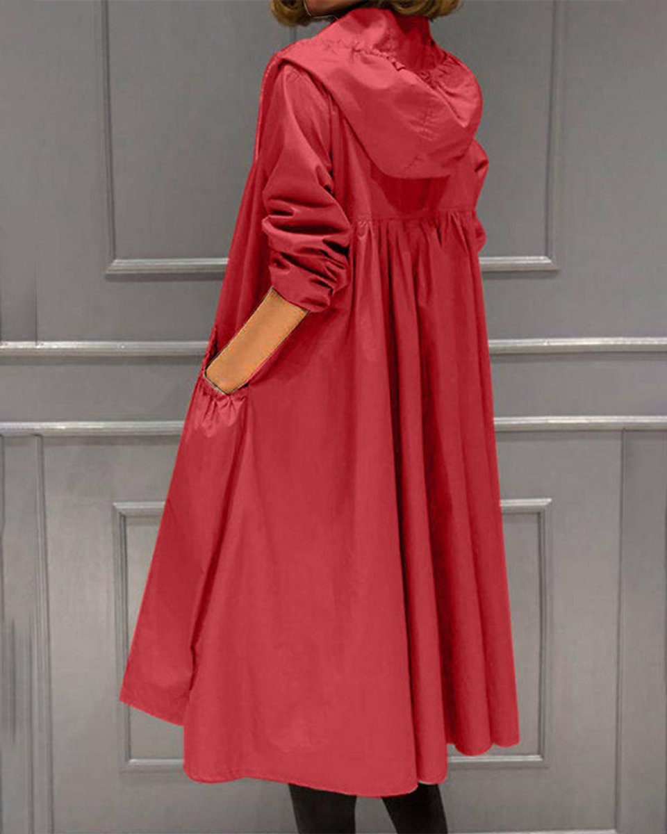 Vista lateral del trench coat con capucha y paneles fruncidos