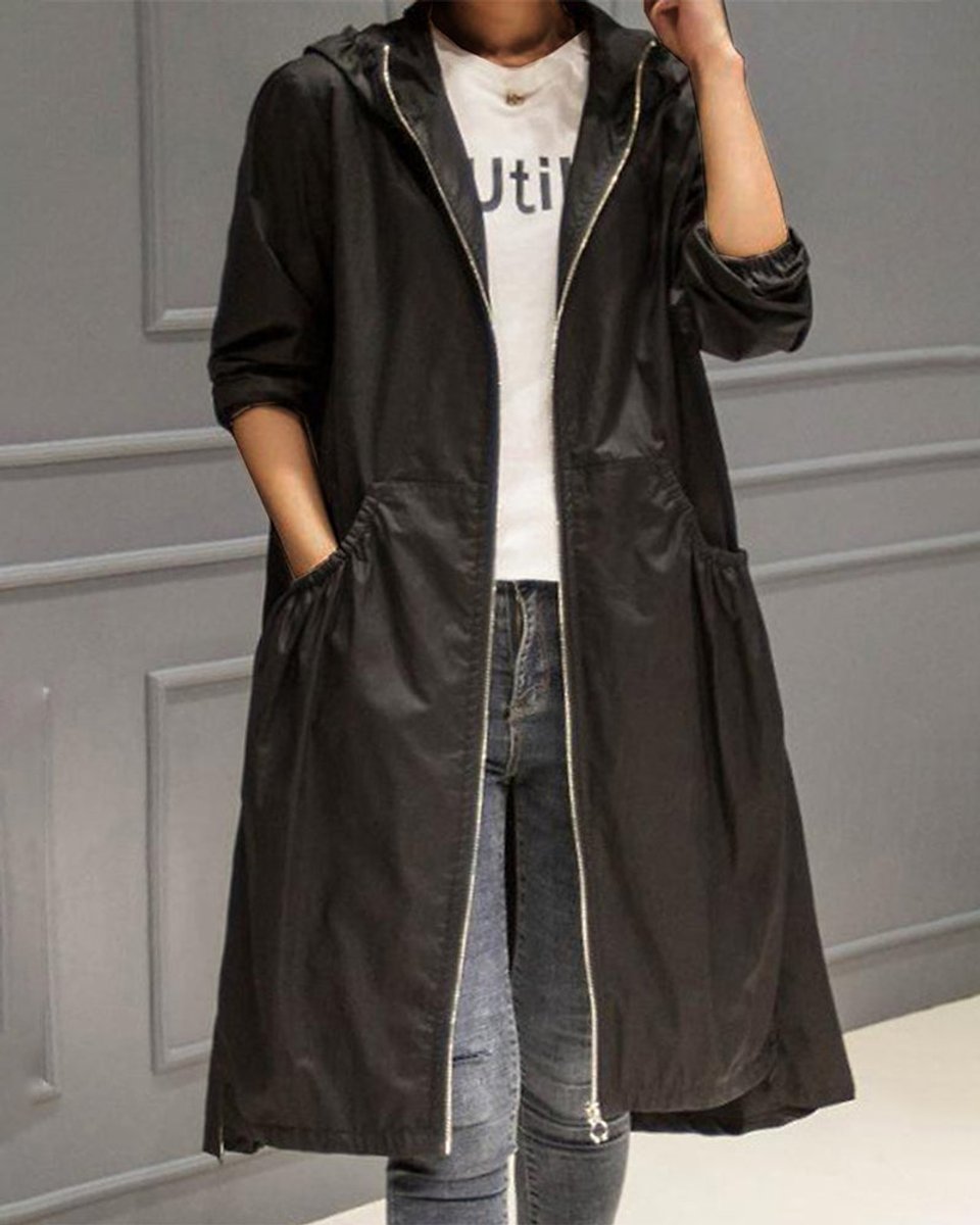 Mujer luciendo el trench coat largo ASTRELIA sobre look casual