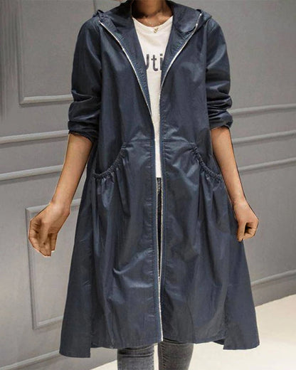 Detalle de los bolsillos laterales del trench coat ASTRELIA