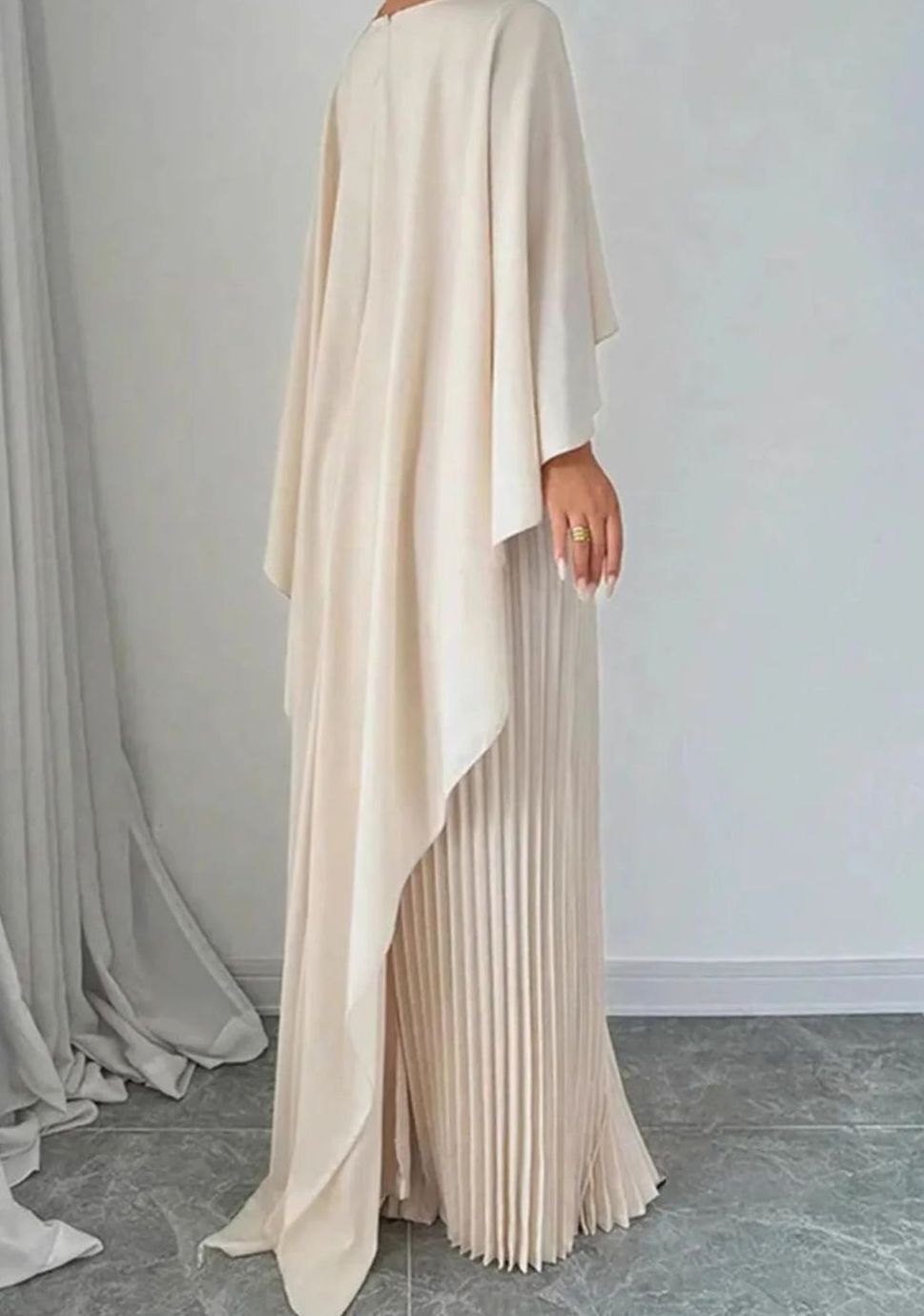 Detalle de la capa superpuesta del vestido de fiesta AURELIA