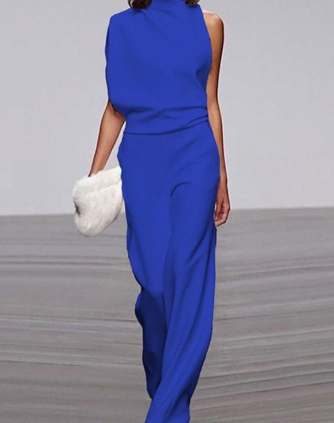 Mono de pernera ancha ideal para eventos formales y cócteles