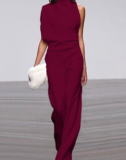 Mujer luciendo mono elegante de un hombro en color blanco
