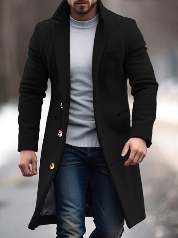 Hombre luciendo el abrigo de lana BALDWYN en ambiente urbano de invierno