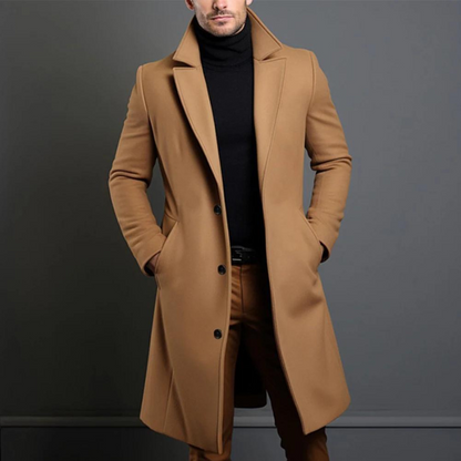 Hombre luciendo abrigo largo BALTREND con diseño recto y elegante