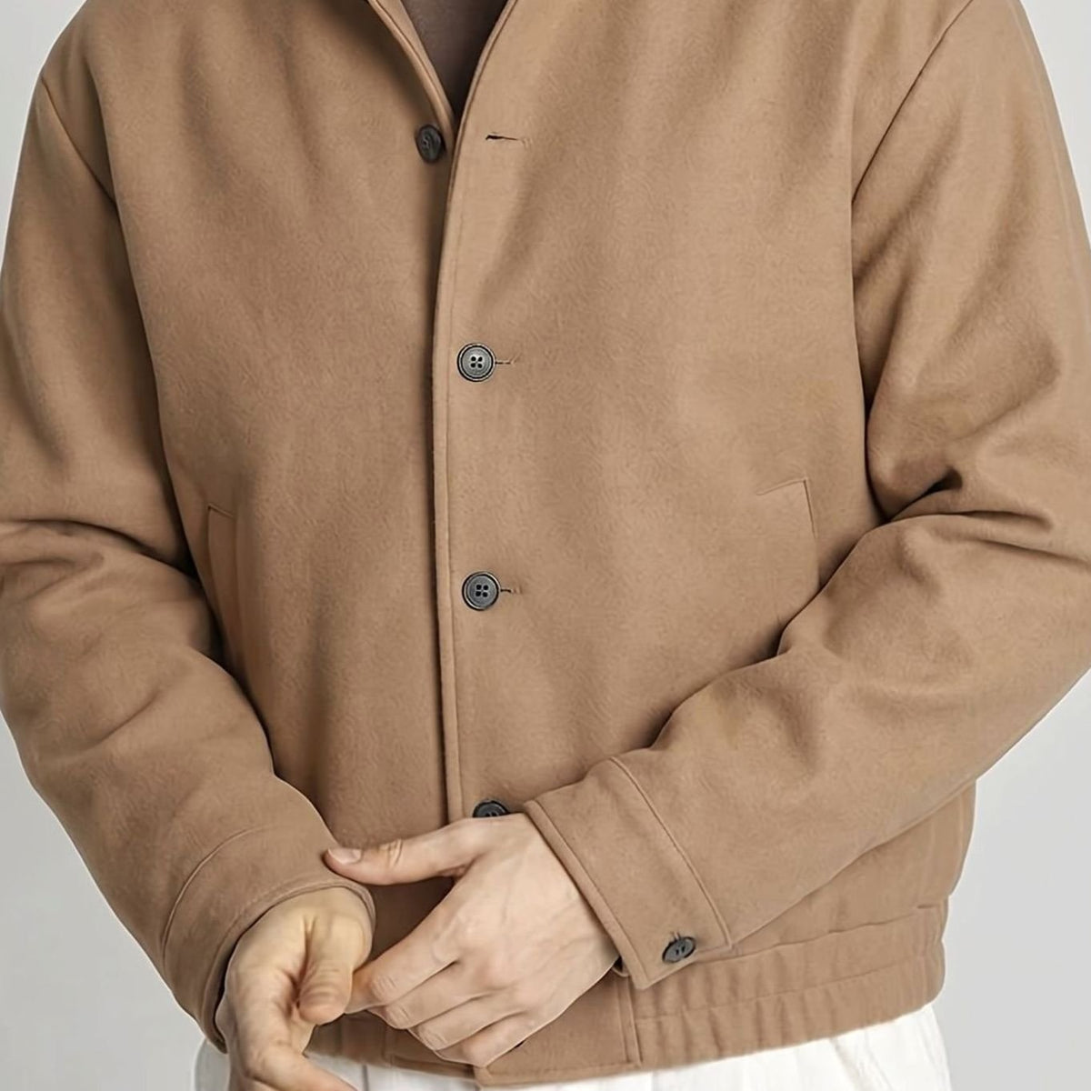 Cazadora bomber para hombre con cuello mao y cierre de botones en color caqui