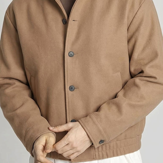 Cazadora bomber para hombre con cuello mao y cierre de botones en color caqui