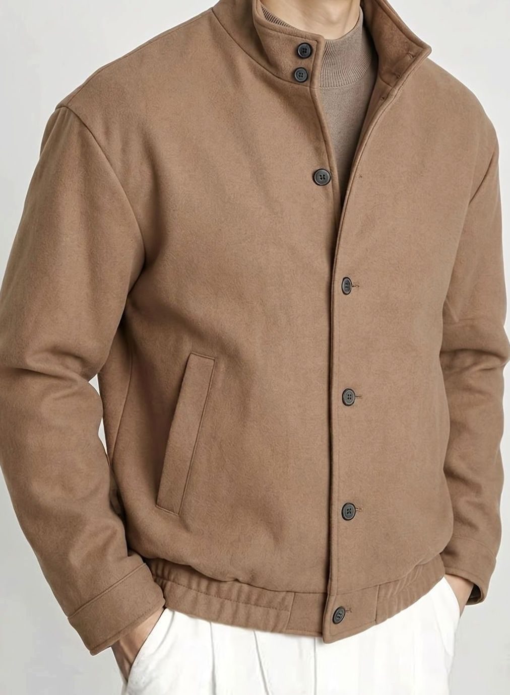 Detalle de los puños elásticos de la cazadora bomber hombre