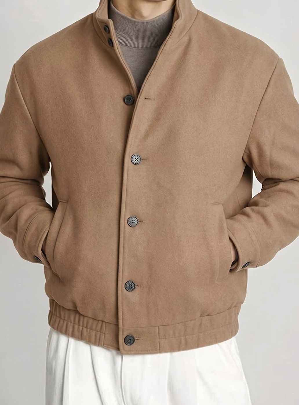 Cazadora bomber caqui combinada con look casual masculino