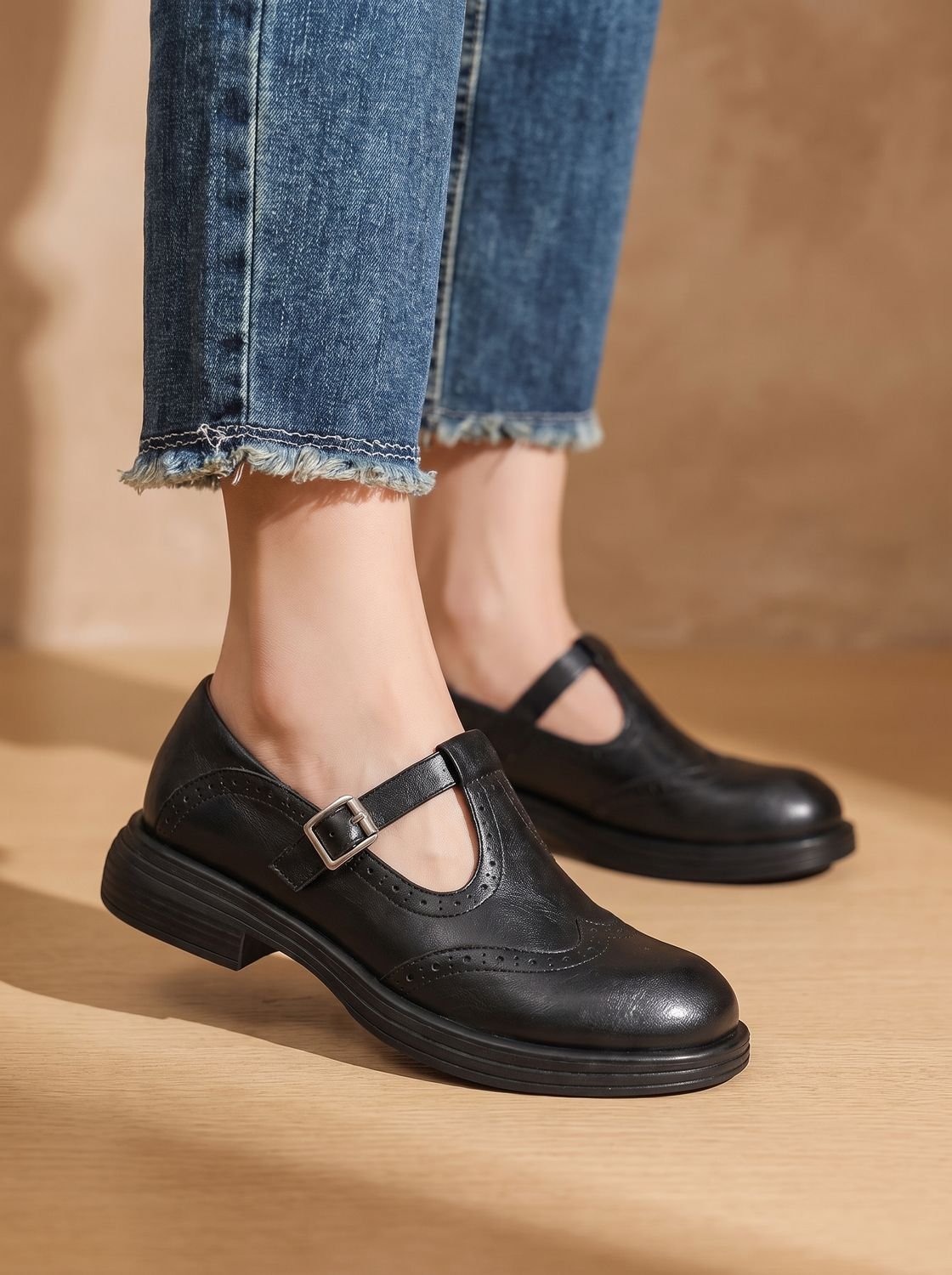 Zapatos Mary Jane vintage BELMARA con pala brogue y tira en T con hebilla