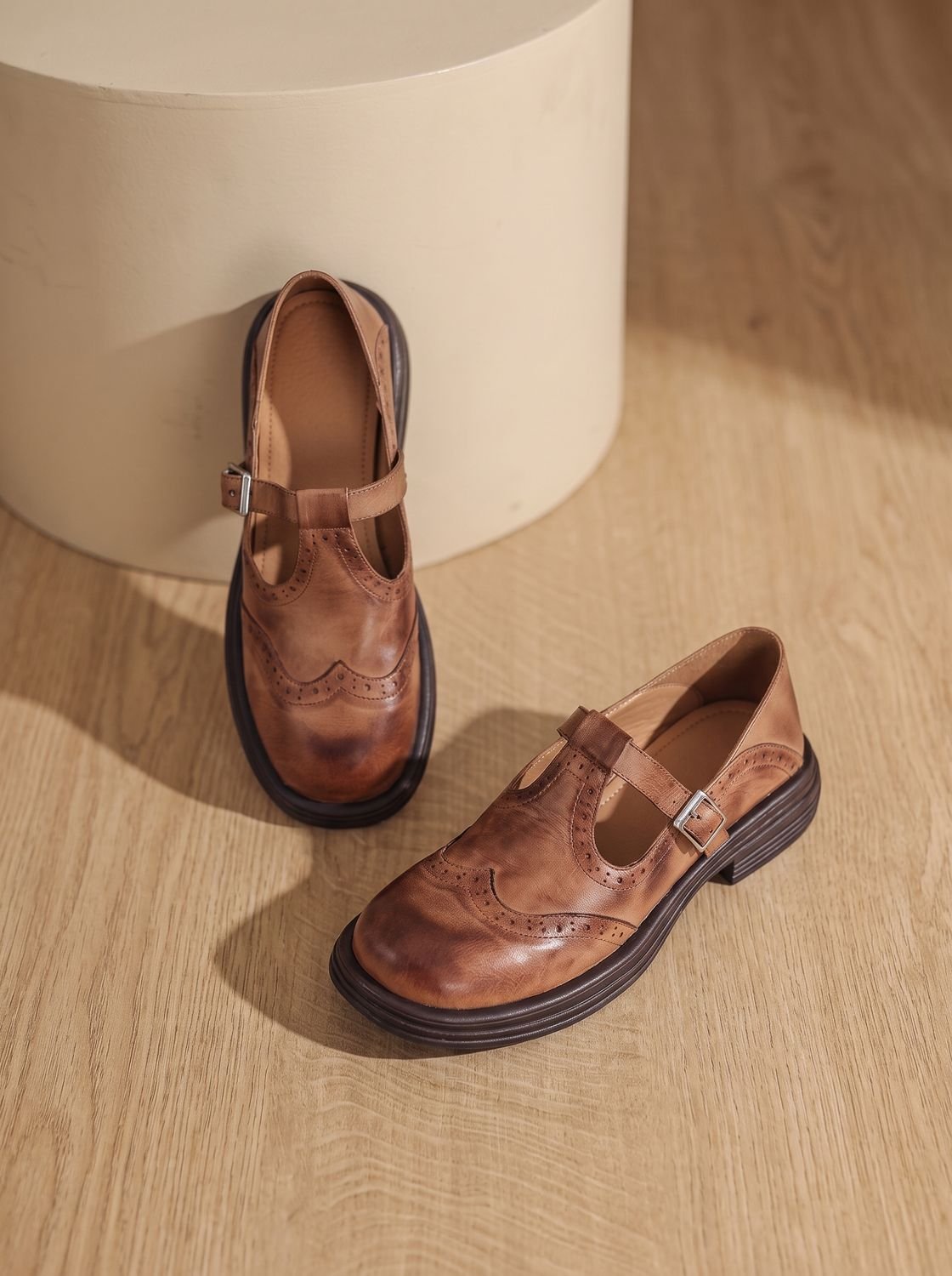 Vista lateral de la tira en T ajustable con hebilla metálica