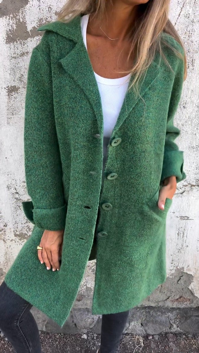 Abrigo largo con solapa en color verde, corte relajado para mujer