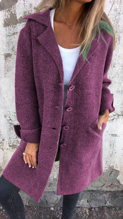 Abrigo relajado en color rosa combinado con look casual