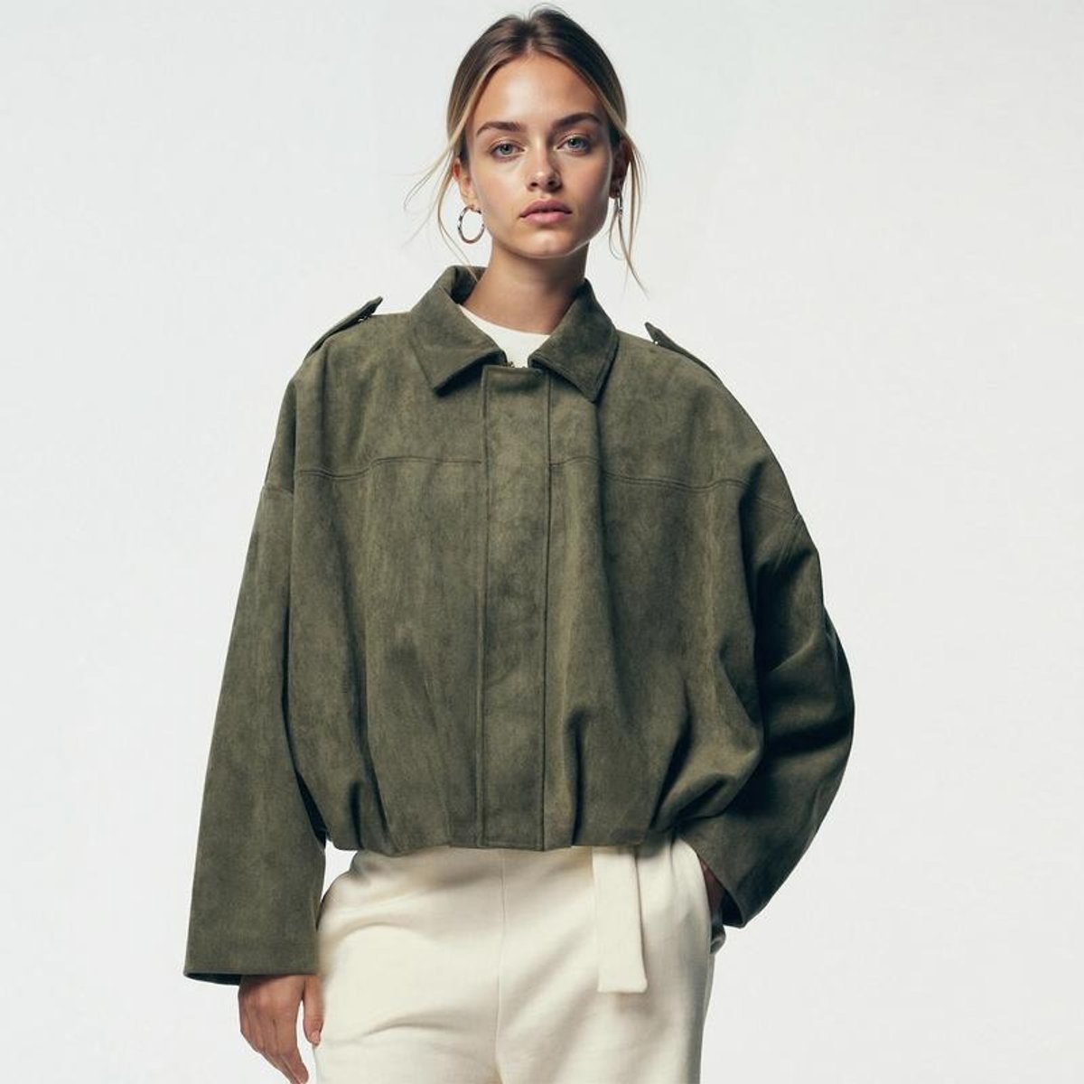 Cazadora bomber oversized doblada mostrando su caída suave