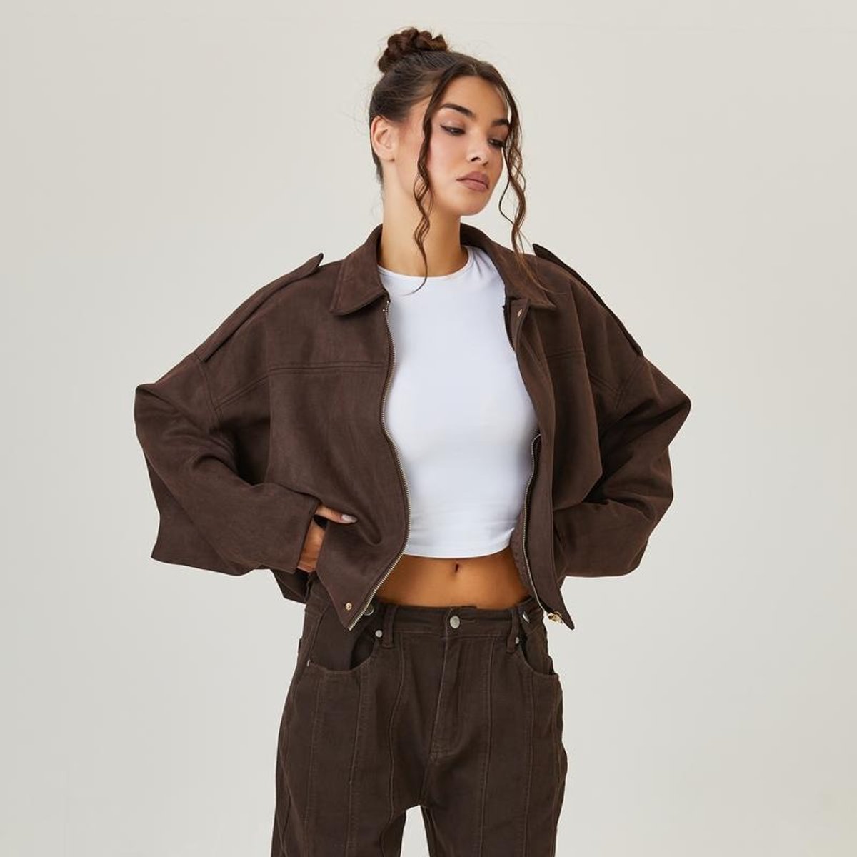 Cazadora bomber negra con corte relajado, vista completa