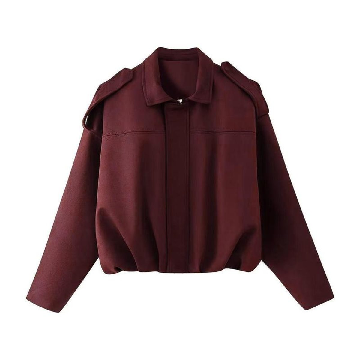 Modelo luciendo la cazadora bomber beige en ambiente urbano