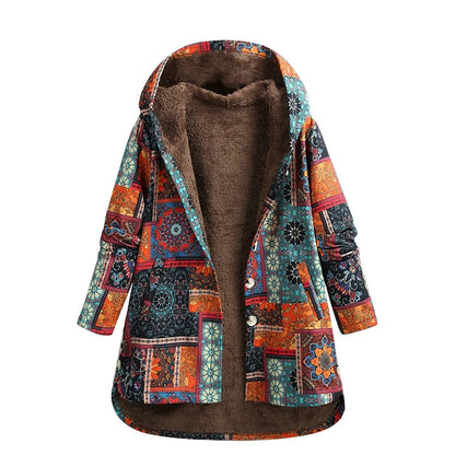 Detalle del diseño patchwork en tonos cálidos de la chaqueta BOHEMIRA