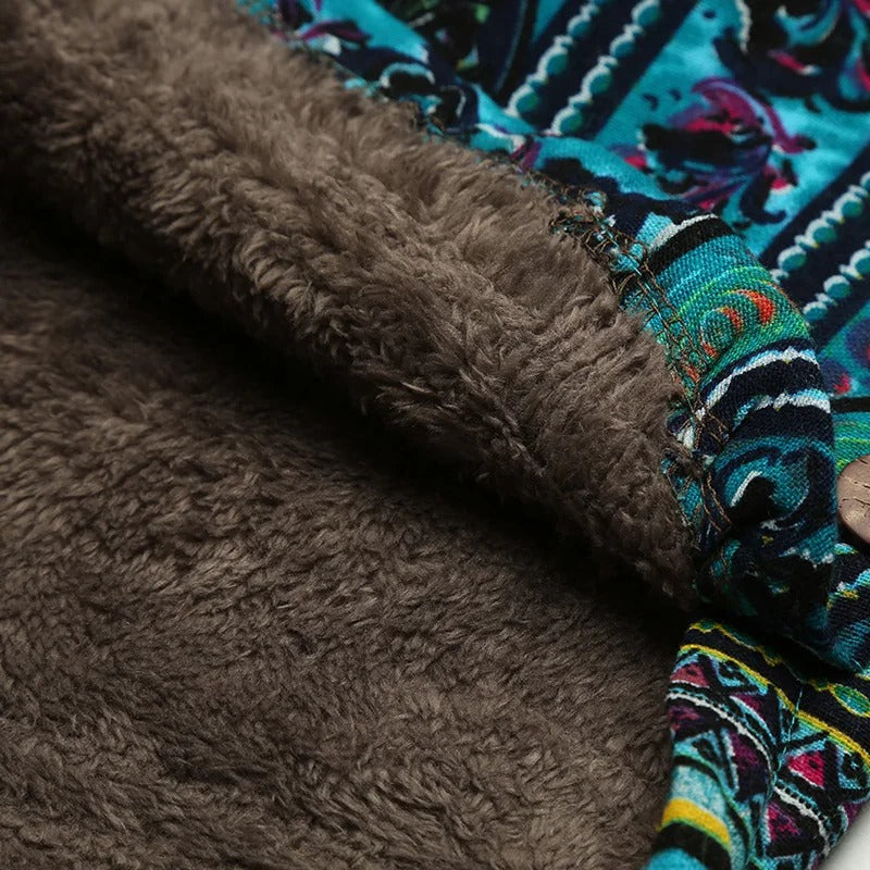 Mujer luciendo la chaqueta BOHEMIRA combinada con vaqueros
