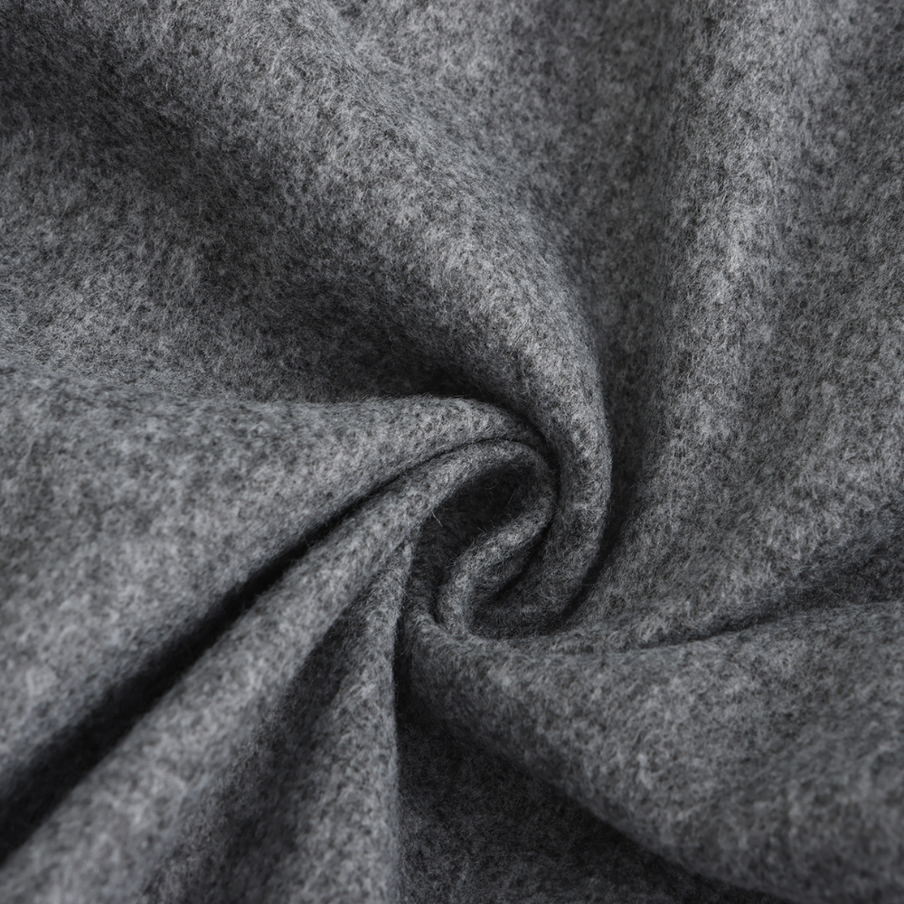 Hombre luciendo abrigo largo acolchado BORETH en color gris