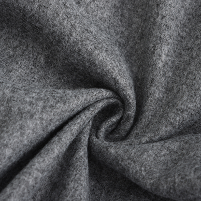 Hombre luciendo abrigo largo acolchado BORETH en color gris