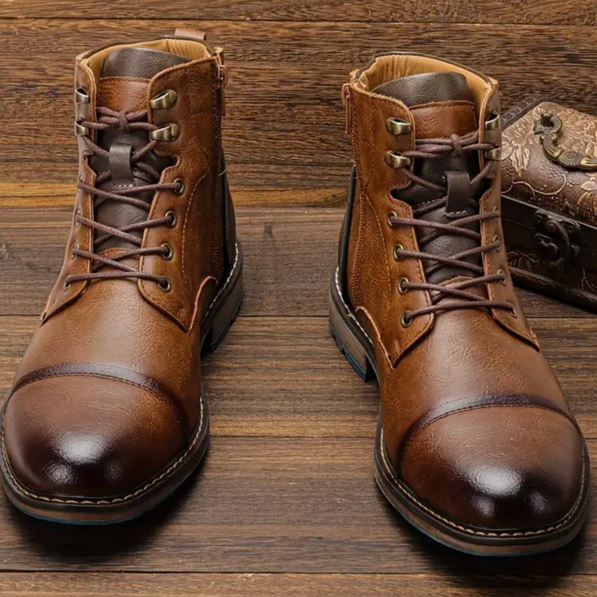 Detalle de la piel envejecida y ojales de las botas BRACKFEN estilo vintage