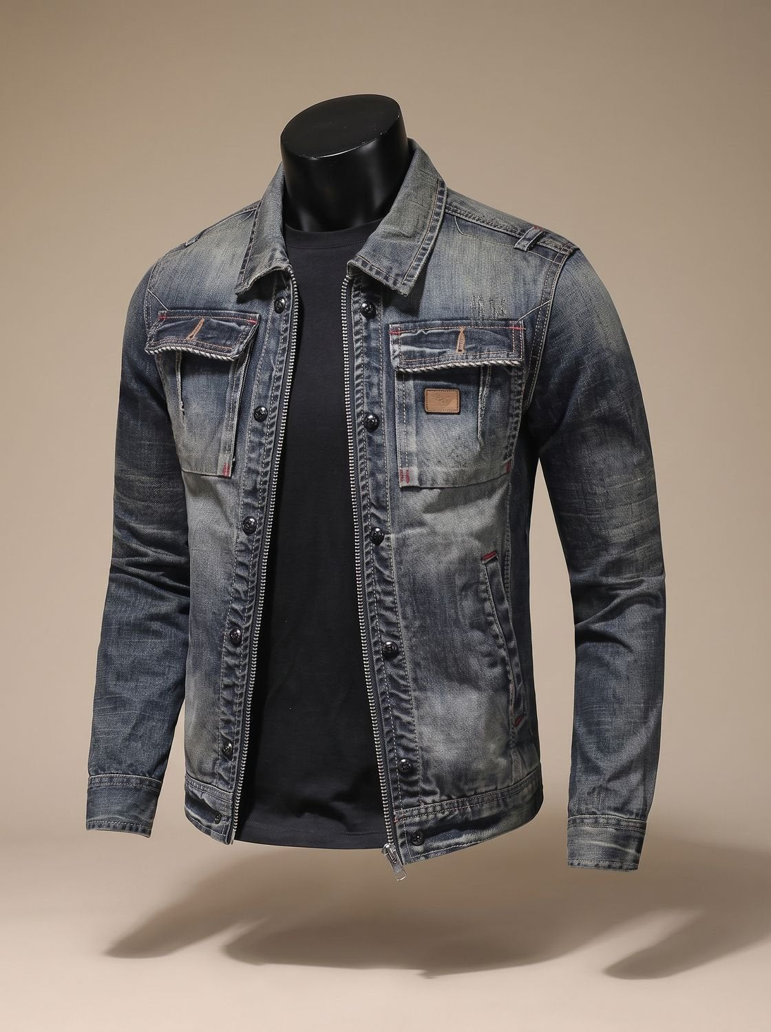 Cuello solapa subido de la cazadora vaquera trucker BRACKTON en azul denim