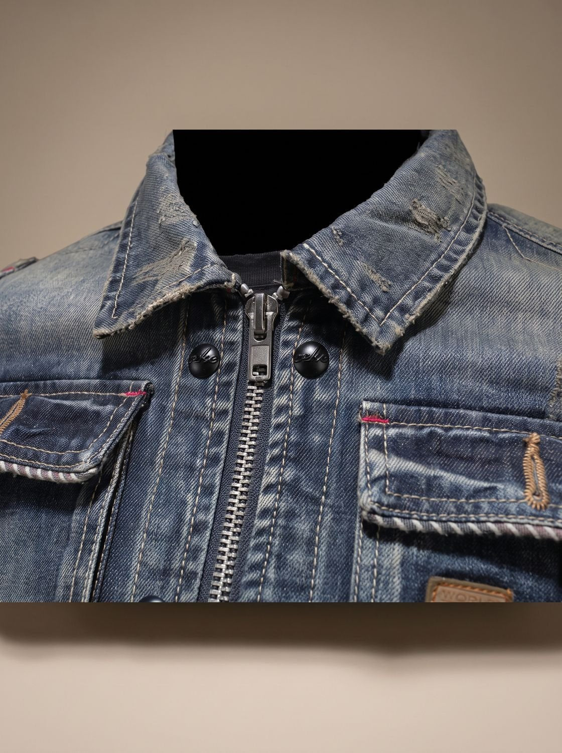 Hombre con cazadora vaquera BRACKTON de lavado vintage en look casual