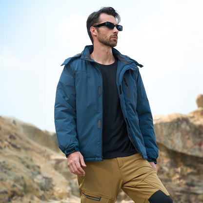 Hombre con chaqueta BRAKTHOR en ambiente urbano