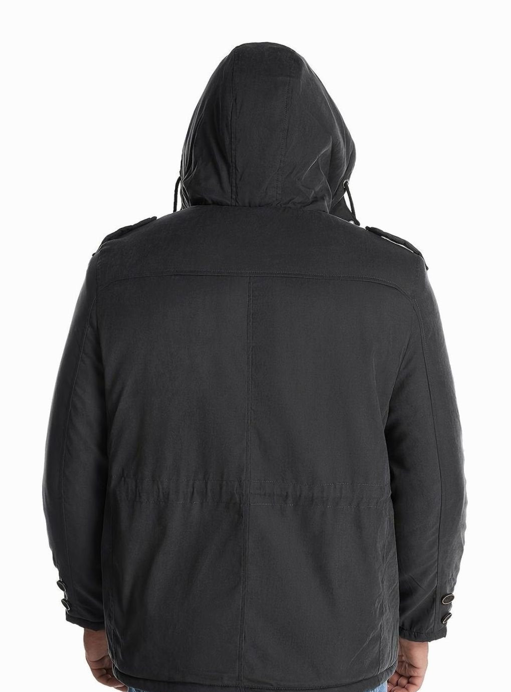Modelo con la chaqueta BRAKVOR en ambiente urbano de invierno