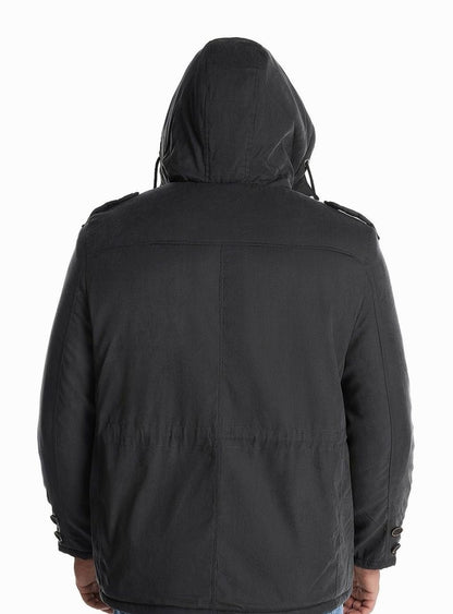 Modelo con la chaqueta BRAKVOR en ambiente urbano de invierno