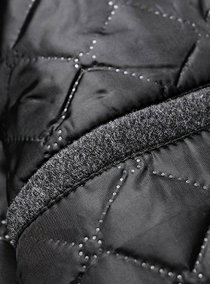Abrigo de lana gris combinado con look casual de fin de semana