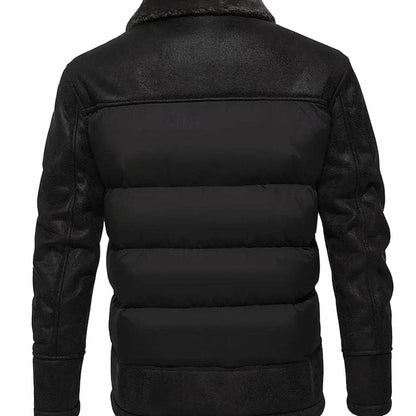 Vista trasera de la chaqueta acolchada efecto piel con cuello sherpa