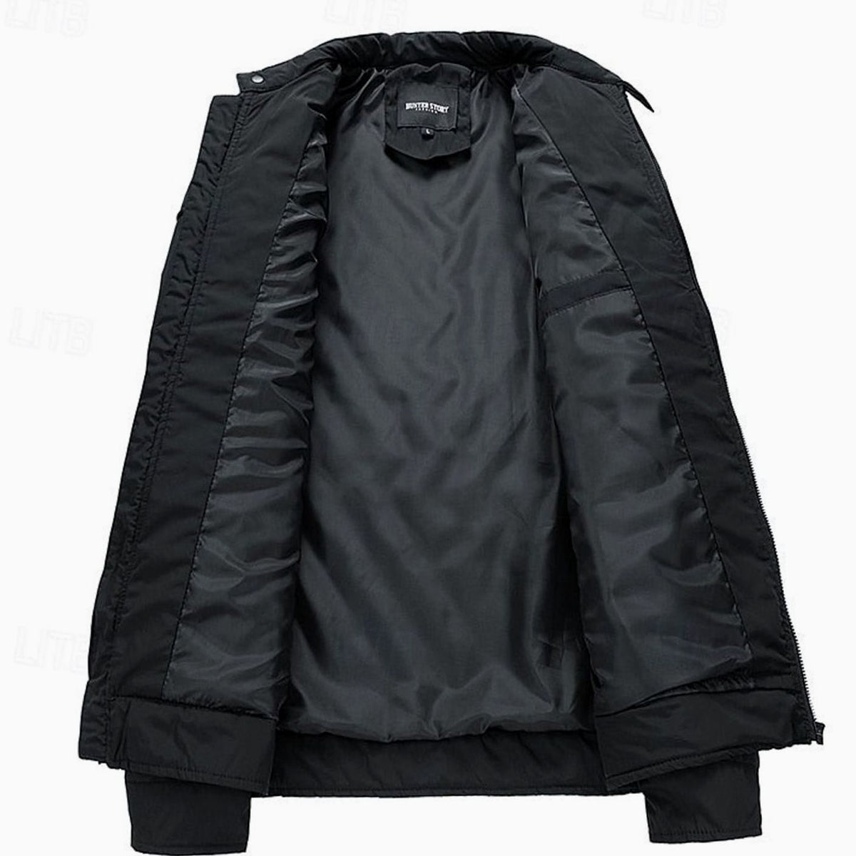 Vista frontal de la chaqueta acolchada con cremallera completa