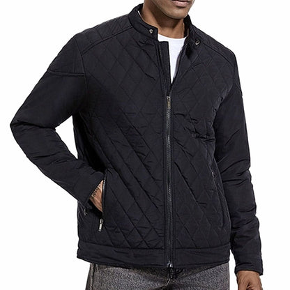 Hombre vistiendo la chaqueta acolchada BRANTLEY en look casual
