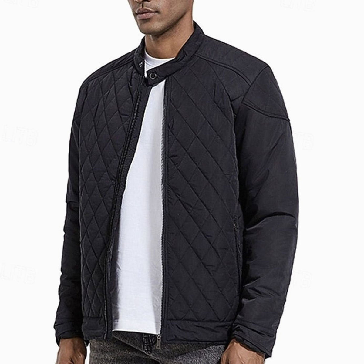 Detalle del cuello alto tipo mao de la chaqueta BRANTLEY