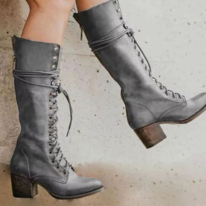 Detalle del cierre de cordones y tacón bloque en botas altas de mujer