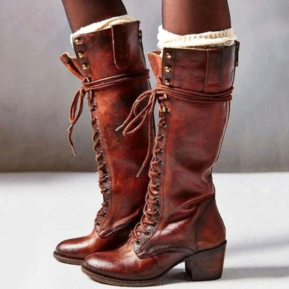 Botas de tacón ancho combinadas con look casual de vaqueros
