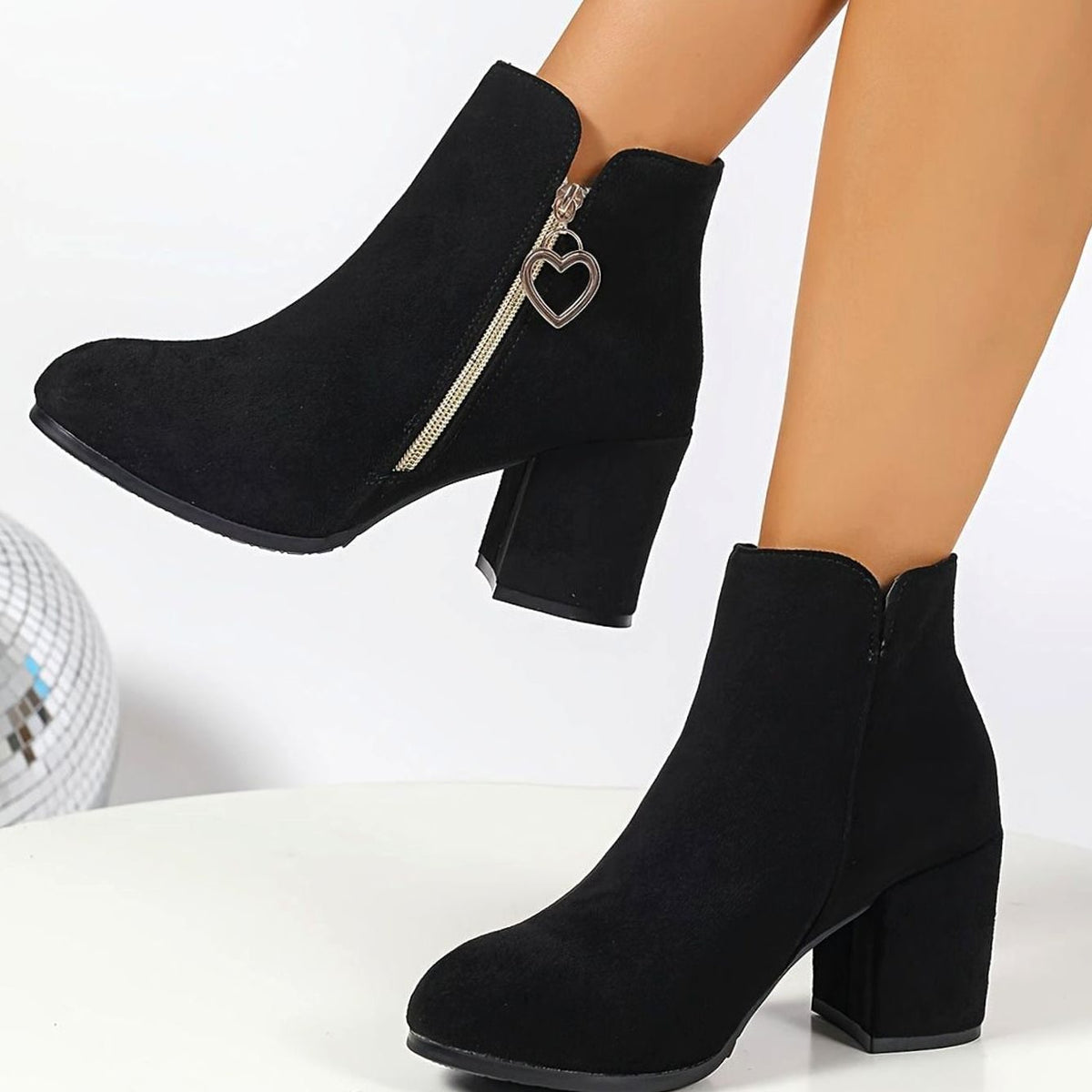 Botines negros de tacón ancho con cremallera lateral y charm de corazón