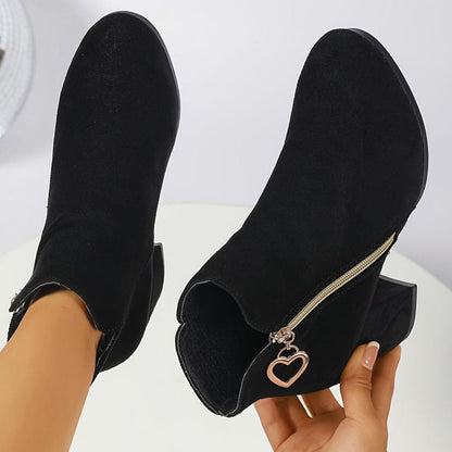 Botines negros combinados con look casual de mujer