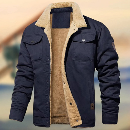 Hombre con abrigo de invierno BREKSTON de corte regular y estilo urbano