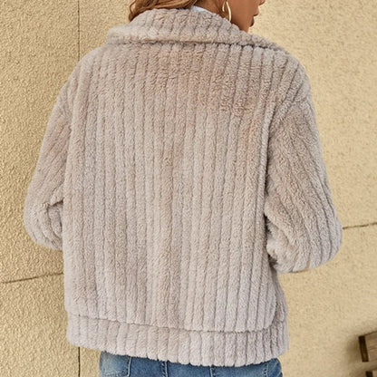 Detalle del cuello y cremallera de la chaqueta BRELINA