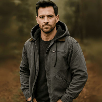 Hombre con chaqueta BRENNER en look casual de invierno