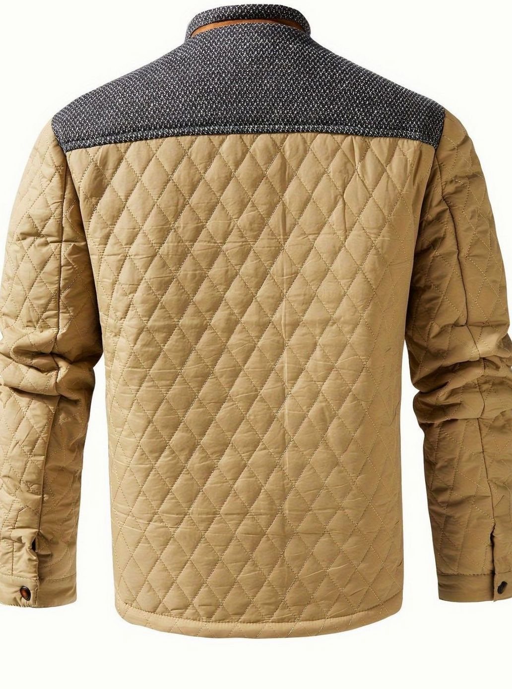 Primer plano del cuello alto de la chaqueta acolchada