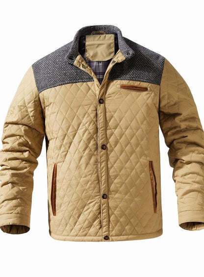 Modelo caminando al aire libre con la chaqueta acolchada de hombre