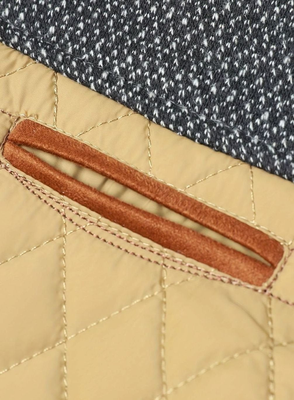 Detalle de las costuras del acolchado en rombos de la chaqueta