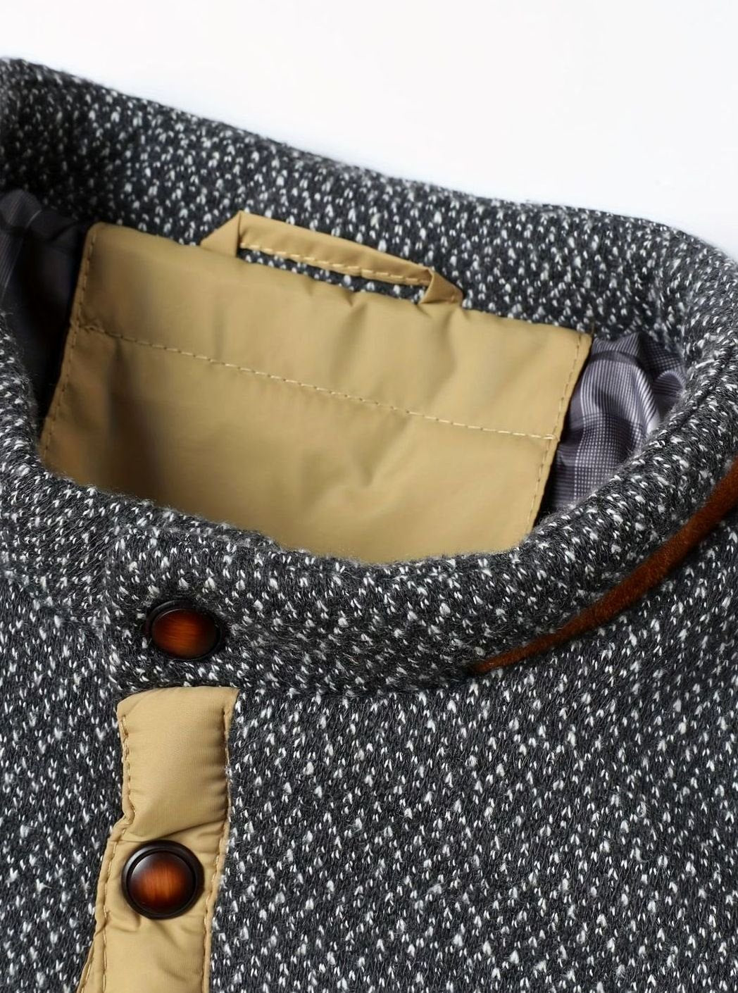Chaqueta acolchada combinada con chinos para un look de entretiempo