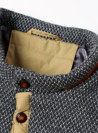 Chaqueta acolchada combinada con chinos para un look de entretiempo