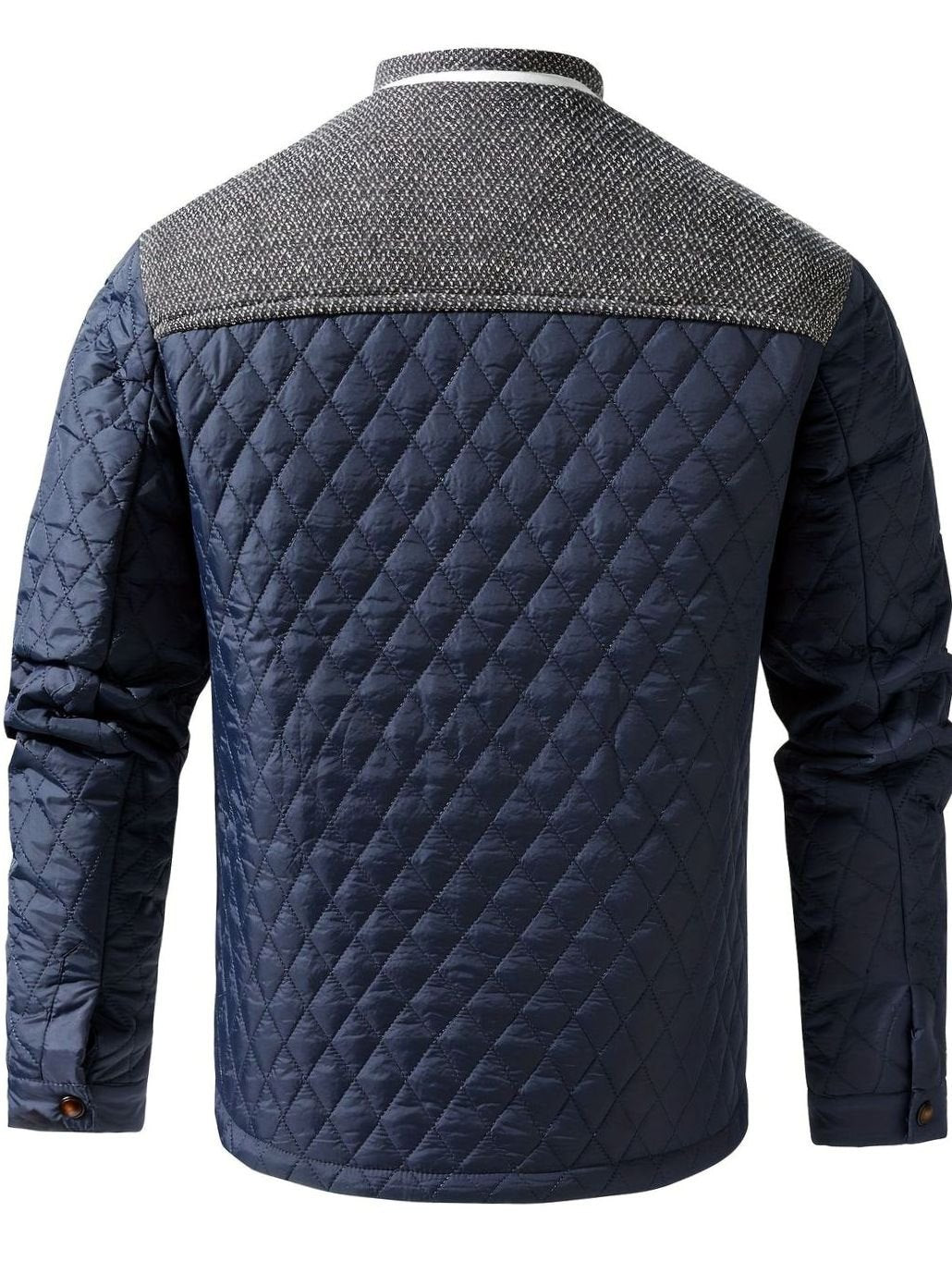 Detalle del broche metálico de la chaqueta acolchada para hombre