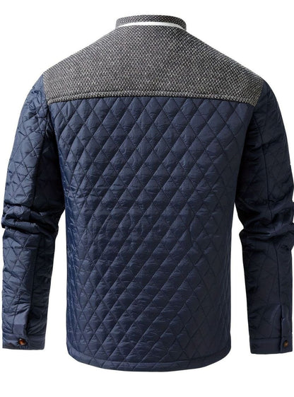 Detalle del broche metálico de la chaqueta acolchada para hombre
