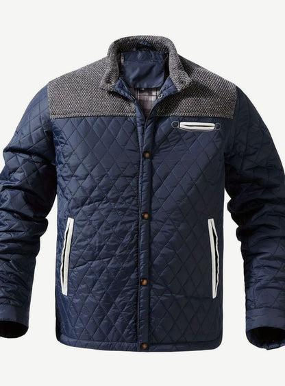 Chaqueta acolchada de hombre doblada mostrando el forro de franela