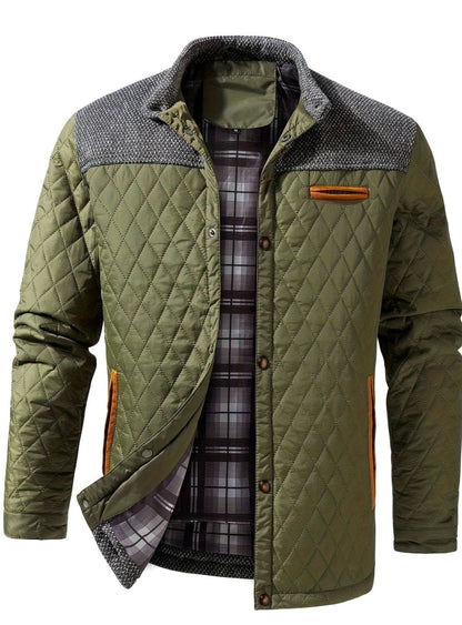 Detalle del cierre frontal de broches de la chaqueta acolchada para hombre